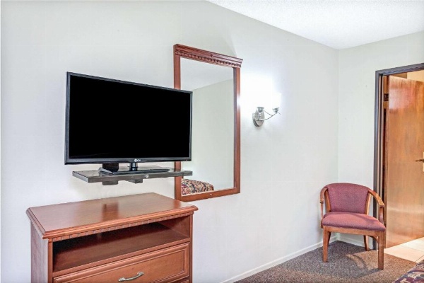 Vantage Point Inn - Woodland Hills image 26