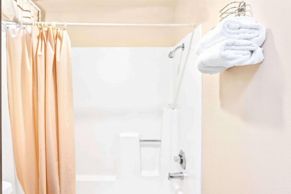 Vantage Point Inn - Woodland Hills image 9